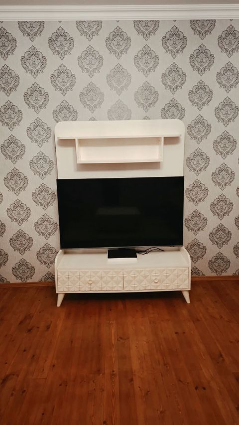 Ağ rəngdə TV stendi və divar paneli dəsti - Klassik-modern üslubda ağ — Saray