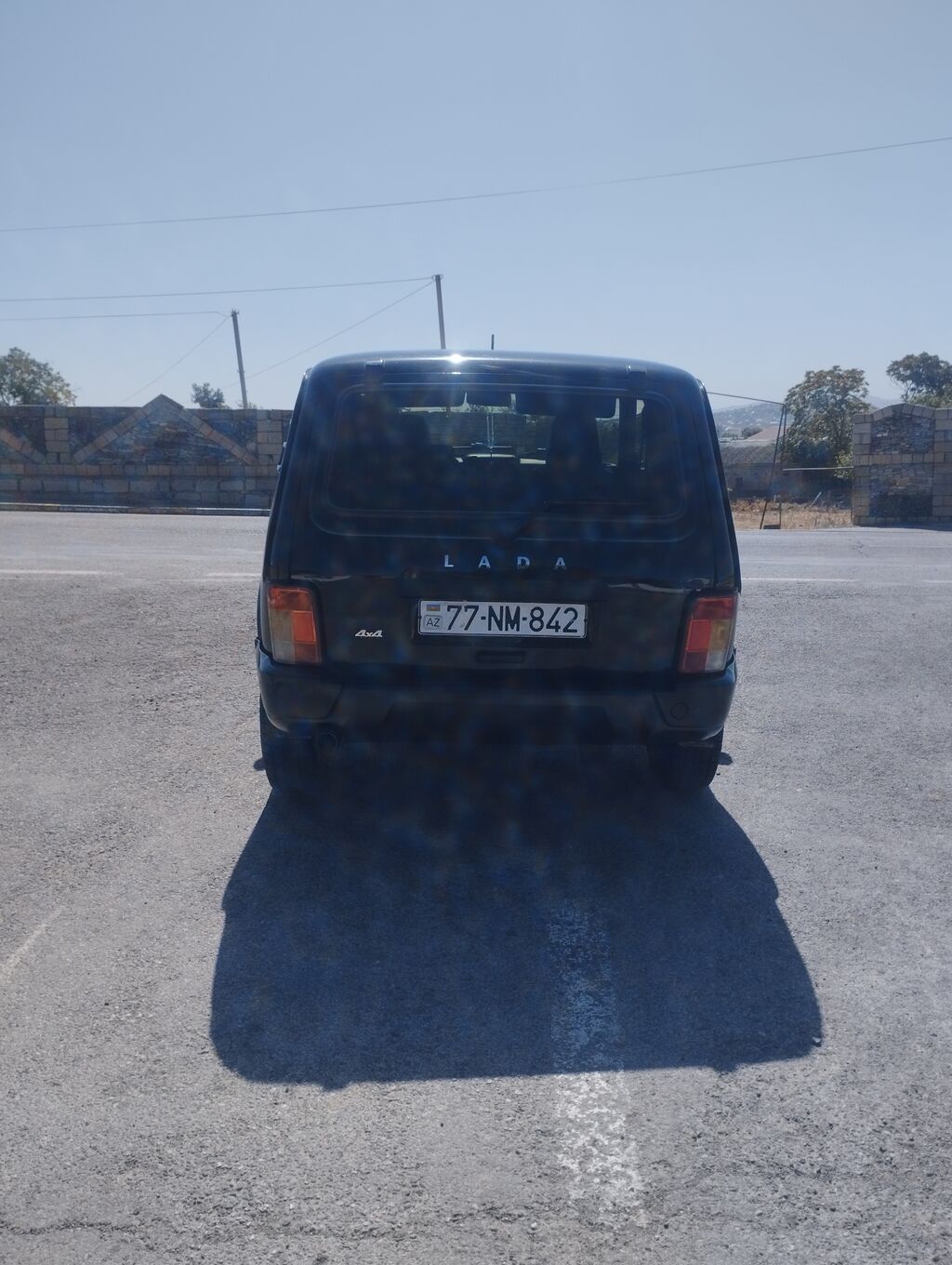 Lada Niva 4x4, qara rəngdə, 3 qapılı ofrout tipli SUV. Əsas — Avtomobillər, Bakı (3)