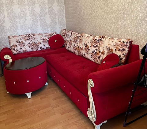 Divan satılır 300₼. pufiklə bərabər. Ünvan AAfPARK. 4806. Fatimə99 E — Bakı