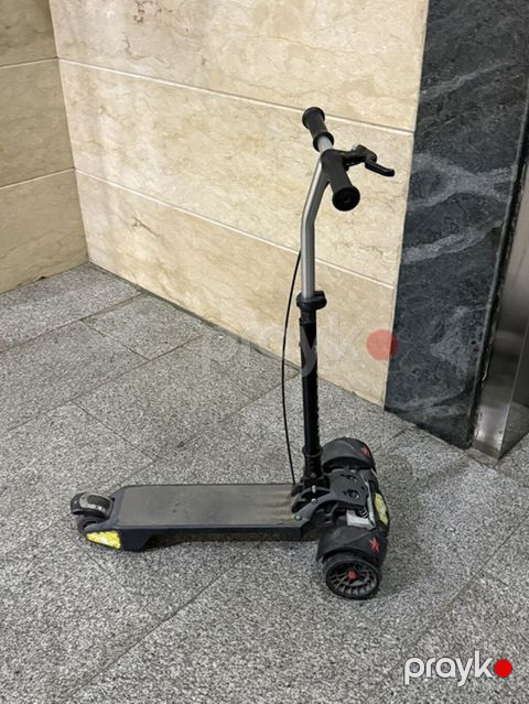 Skuter kompakt şəhər modeli - Üç təkərli quruluş: ön tərəfdə ikili — Bakı