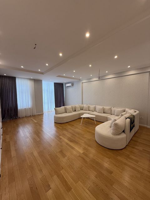 Satılır 4 otaqlı yeni tikili 210 m² — Bakı