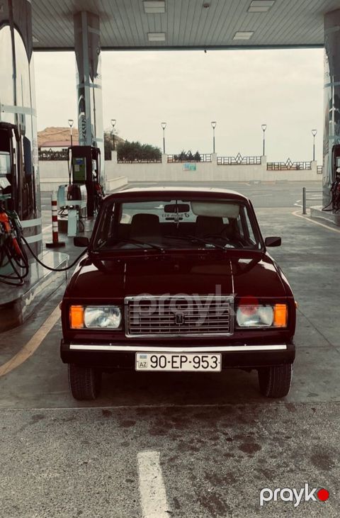 VAZ 2107 sedan - Gövdə tipi: 4 qapılı sedan - Rəng: tünd bordo (şərab