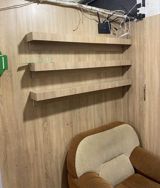 Divara quraşdırılan dekorativ rəf paneli satılır. Açıq palıd tonunda — Полки