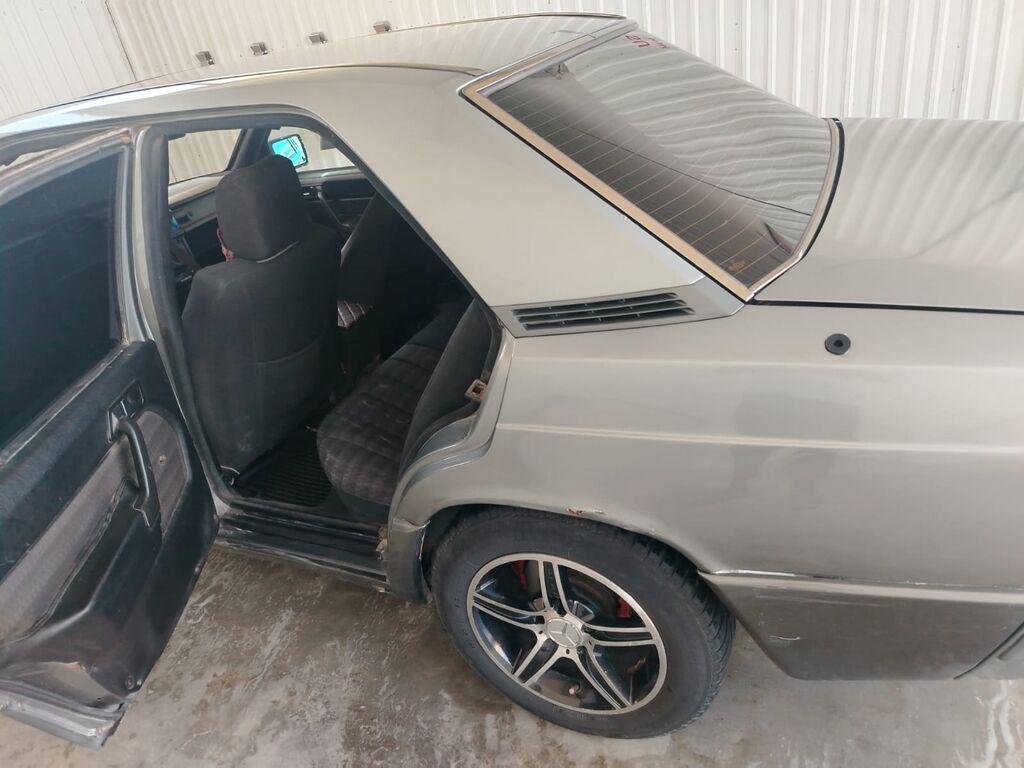 Mercedes-Benz sedan (W201 190 seriyası) Xüsusiyyətlər: - Kuzov: 4 — Avtomobillər, Bakı (4)