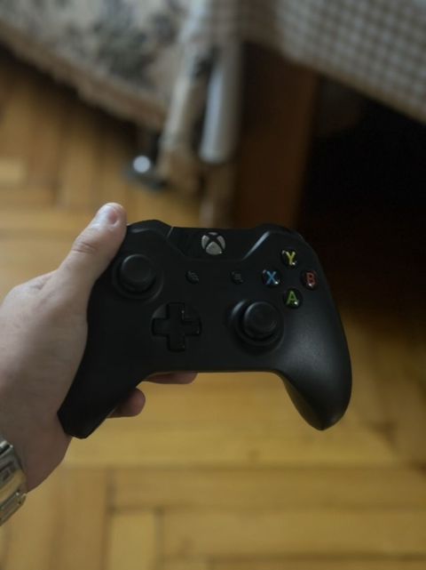 Xbox oyun pultu satılır. Qara rəngli, erqonomik quruluşa malik — Sumqayıt