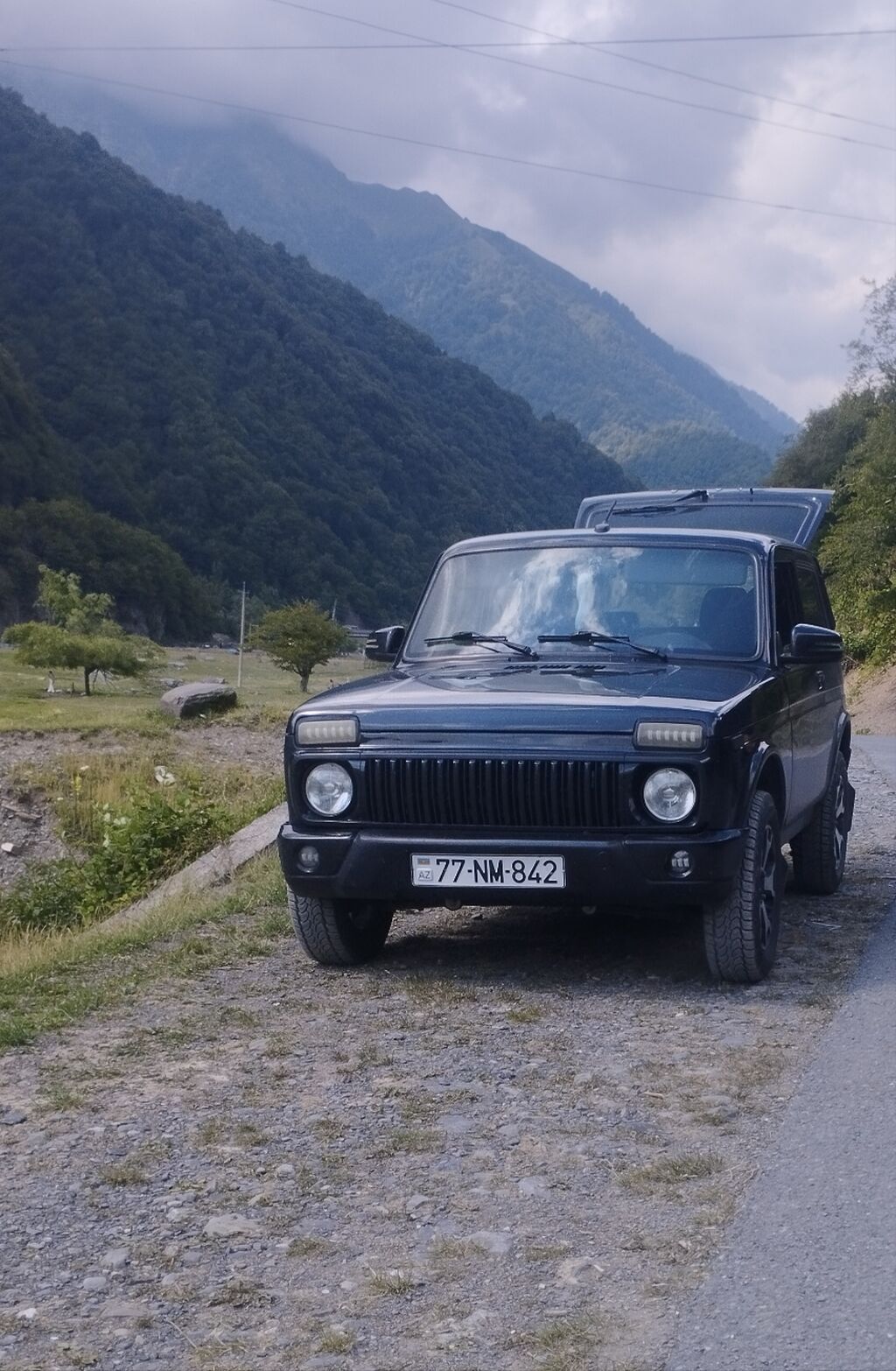 Lada Niva 4x4, qara rəngdə, 3 qapılı ofrout tipli SUV. Əsas — Avtomobillər, Bakı (8)