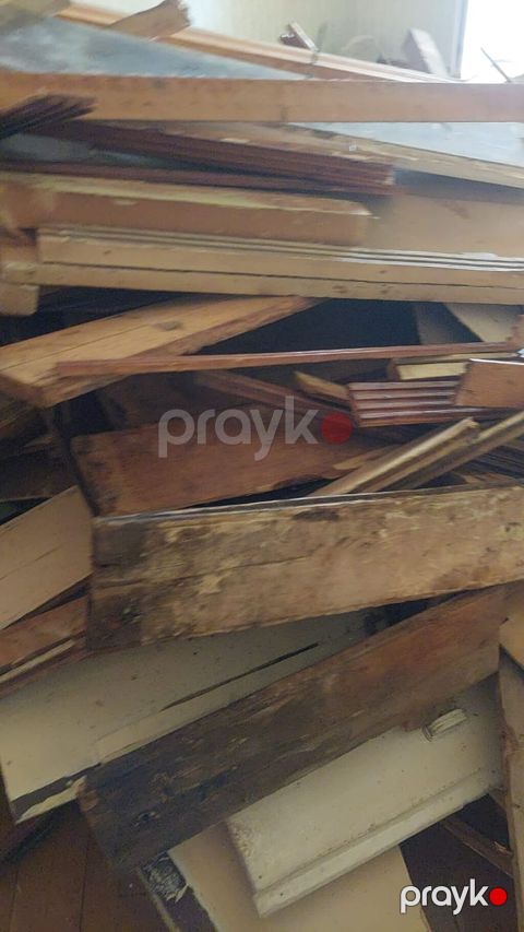 Taxta tullantıları və söküntü materialları - Mənbə: mənzil daxili — Bakı