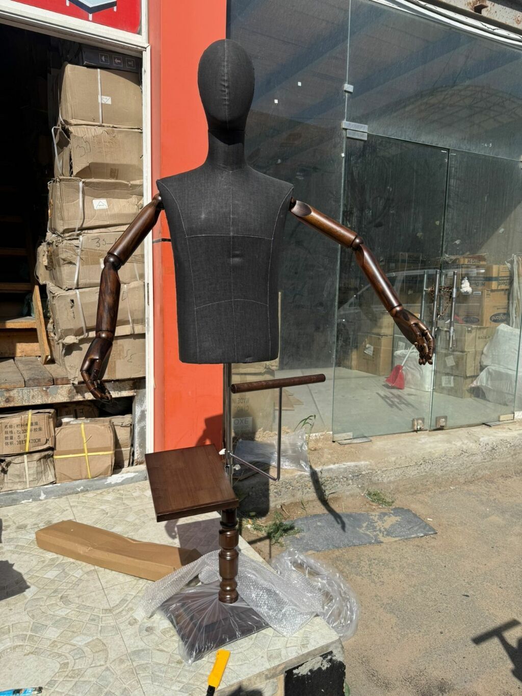Kişi, Qara, Çin — Maneken, Masazır (2)