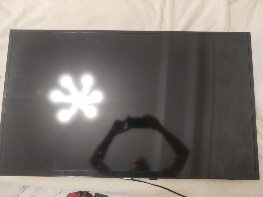 Samsung LED televizor, təxmini 40–43 düym ekran ölçüsü. Arxa paneldə — Televizorlar, Xırdalan (2)