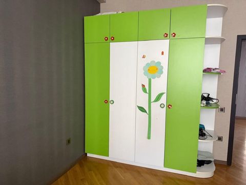 Uşaq/yeniyetmə otağı üçün mebel dəsti Tərkibi: - 4 qapılı böyük şkaf — Bakı