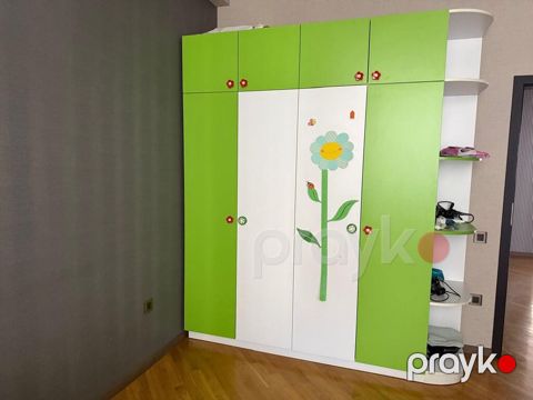 Uşaq/yeniyetmə otağı üçün mebel dəsti Tərkibi: - 4 qapılı böyük şkaf — Bakı