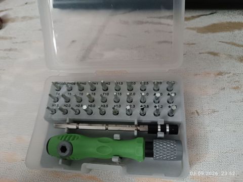 Çoxfunksiyalı dəqiq tornavida dəsti Məzmun: - Kompakt plastik qutu — Qusar