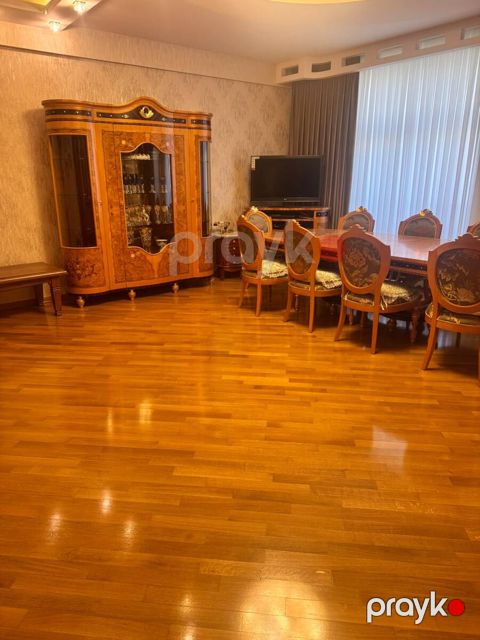 İcarəyə verilir 4 otaqlı yeni tikili 215 m²