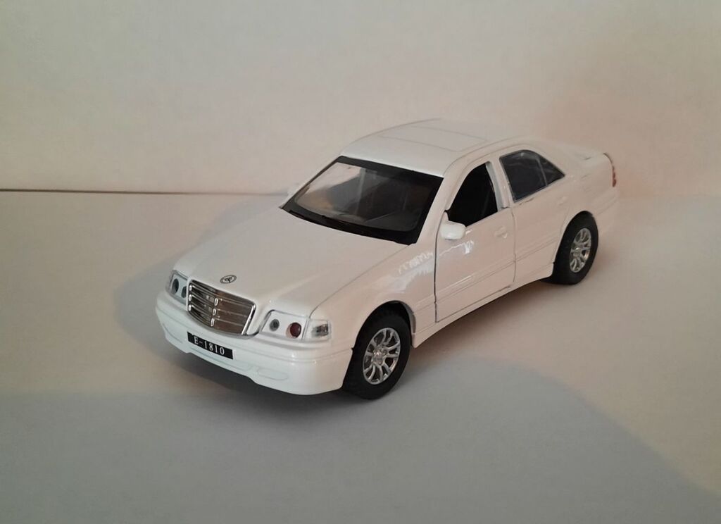 Miqyaslı modellər – işıqlı sedan avtomobil - Tip: Kolleksiya üçün — Oyuncaq nəqliyyatı, Bakı (4)