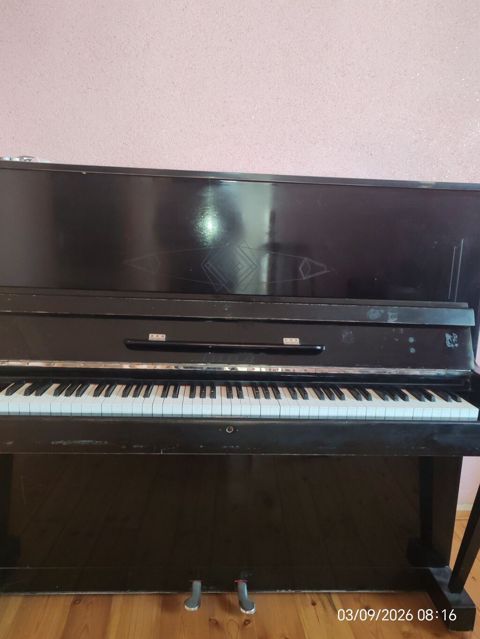Upright pianino – klassik qara korpus, parlaq lak örtük. 88 klavişli — Kürdəmir