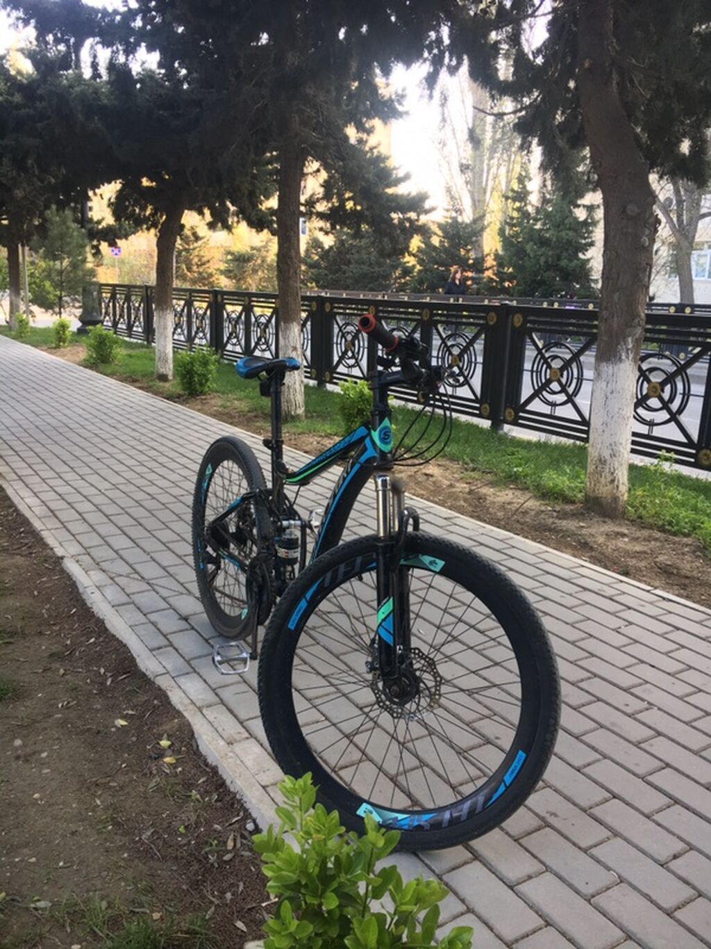 Dağ/şosse üçün universal velosiped - Rəng: qara-mavi akssentlərlə — Dağ velosipedləri, Bakı (2)