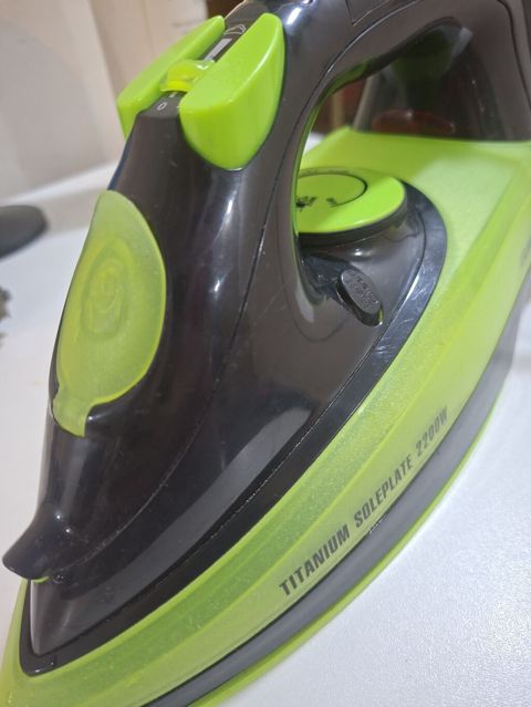 Buxarlı ütü – Titanium Soleplate, 2200W - Güclü 2200W qızdırıcı: tez — Digah