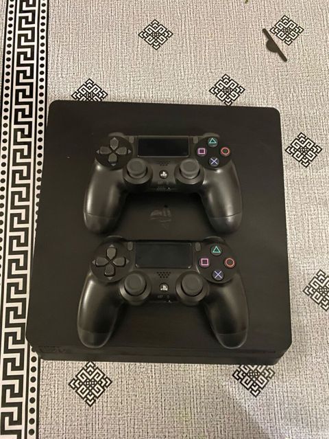 Salam ps 4 satilir.ideal veziyyetdedi.işlekdi.icinde ufc,fc26,eafutbol — Bakı