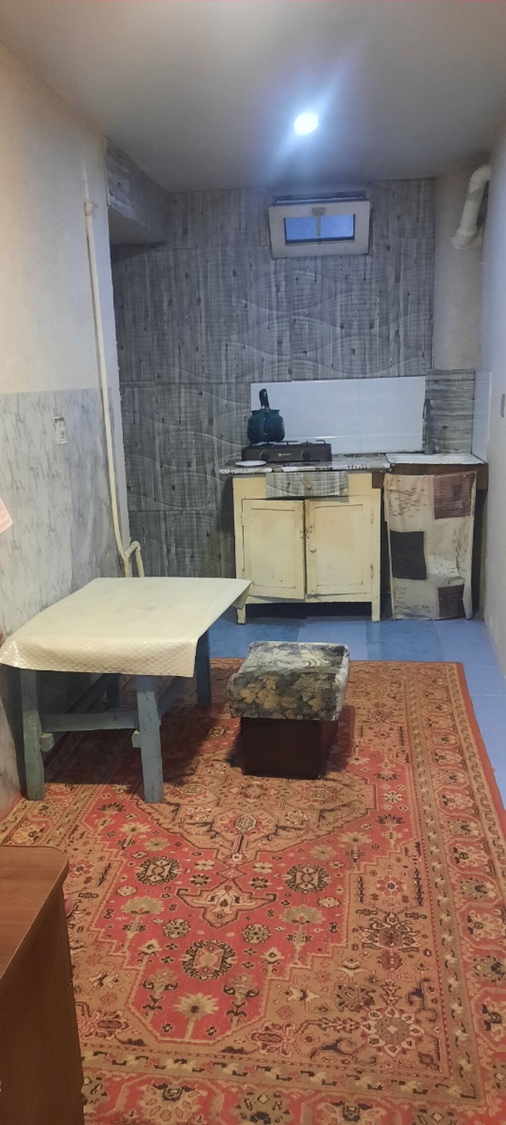 Açıq mətbəx küncü: iki gözlü qaz plitəsi, tezgah, lavabo, üstü — Mənzil, Sumqayıt