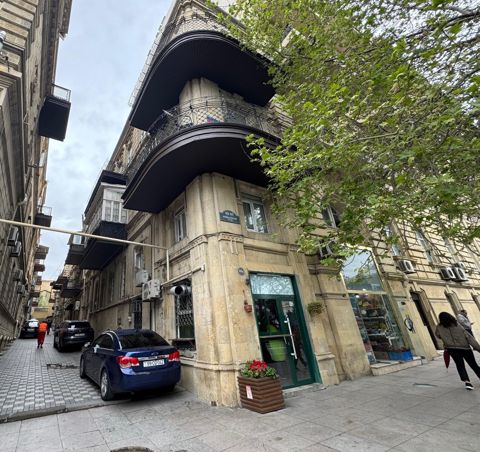 Satılır 4 otaqlı köhnə tikili 120 m² — Bakı