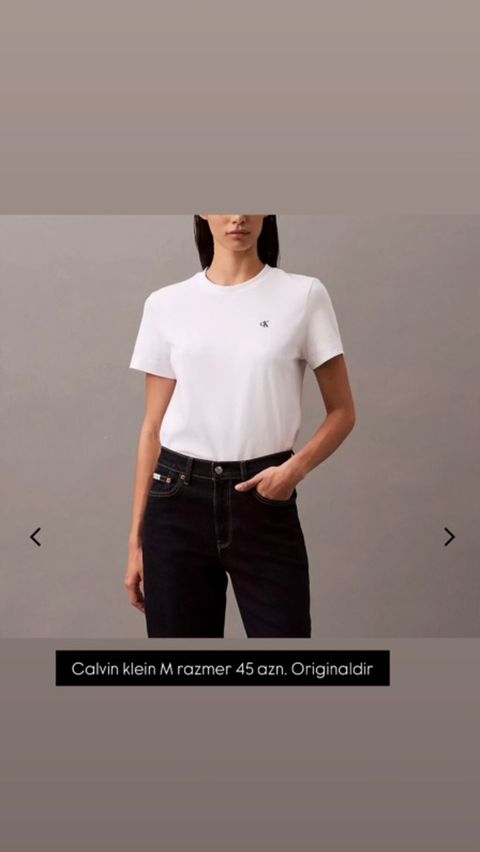 Calvin Klein qadın T‑şort - Rəng: ağ - Minimalist dizayn, sinədə