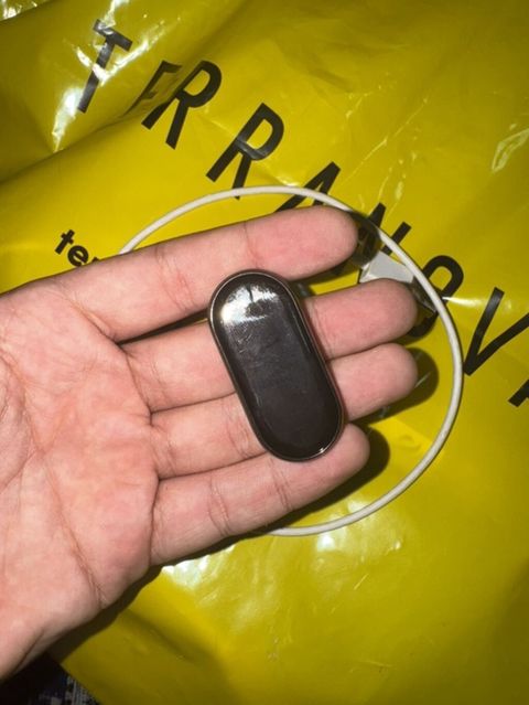 Xiaomi Mi Band 8 + maqnitli şarj kabeli Rezin Remeni köhnəlib deyə — Bakı