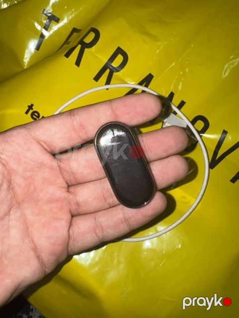Xiaomi Mi Band 8 + maqnitli şarj kabeli Rezin Remeni köhnəlib deyə — Bakı