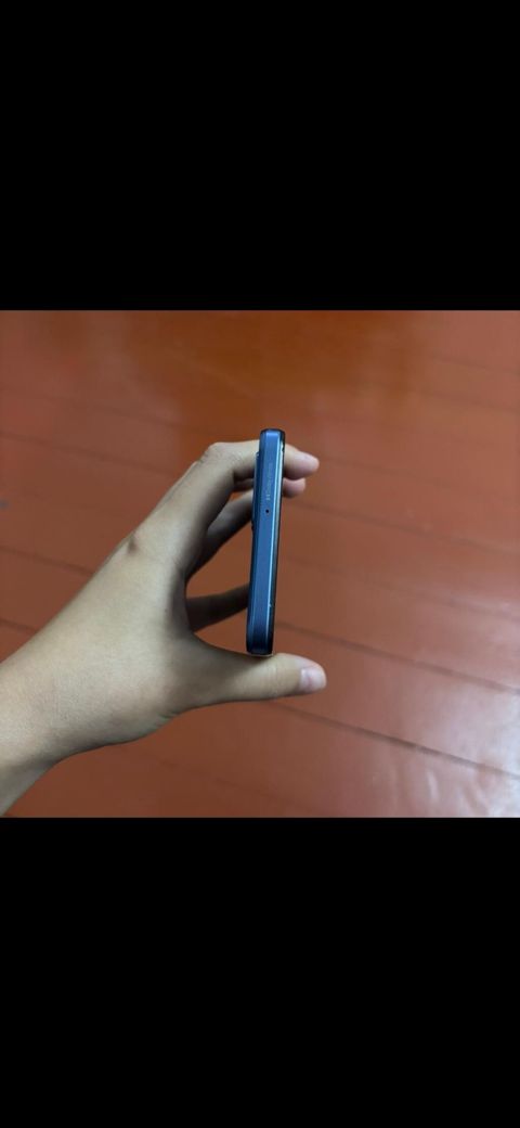 Məhsul: Smartfon (mavi gövdə) Təsvir: - Korpus: Düz kənarlı, mavi