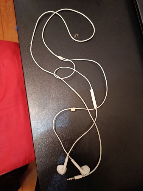 Ağ naqilli qulaqcıq, 3.5 mm AUX jacklı model. Xüsusiyyətlər: - 3.5 mm — Bakı