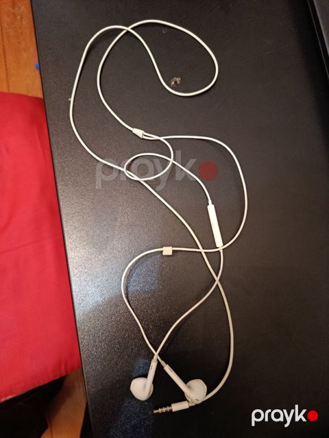 Ağ naqilli qulaqcıq, 3.5 mm AUX jacklı model. Xüsusiyyətlər: - 3.5 mm — Bakı