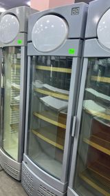Vitrin tipli şüşə qapılı soyuducu vitrina - Tək qapılı, vertikal — Soyuducu Paltaryuyan televizor vitrinlerin satış mərkəzi — Refrigerated display cases