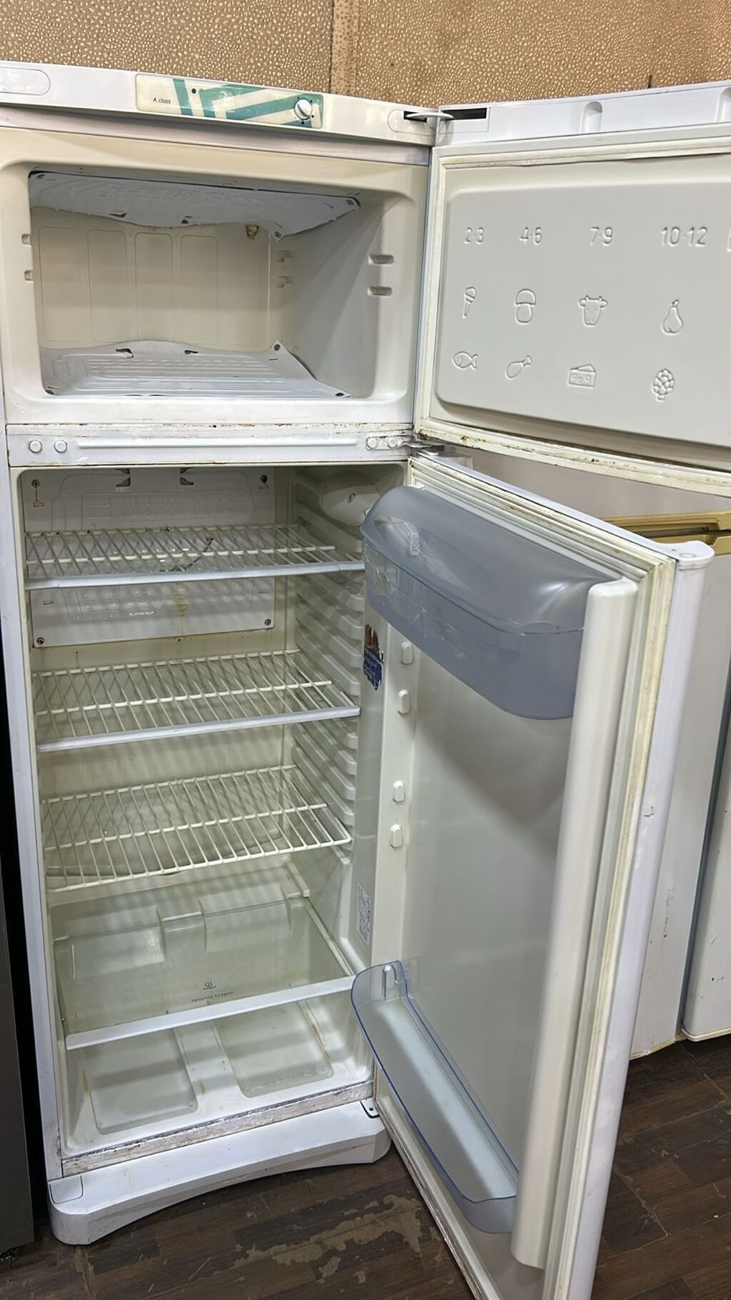 Indesit iki qapılı soyuducu - Üstdə dondurucu bölmə, altda əsas — Soyuducular, Digah (2)