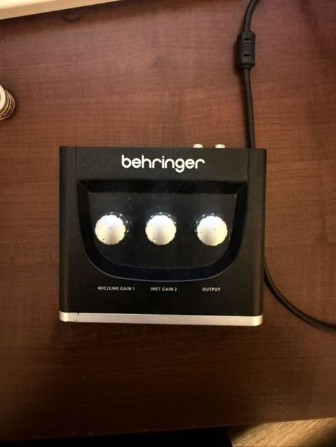 Behringer U-phorıa UM2 USB audio interfeysi Xüsusiyyətlər: - 2 giriş