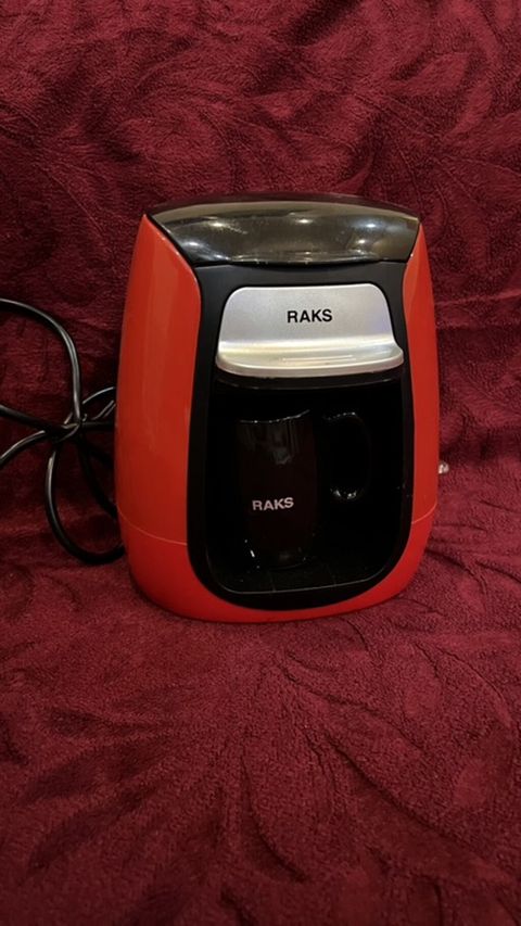 Raks elektrikli qəhvə aparatıdır. Kompakt ölçülü, stolüstü model — Xırdalan