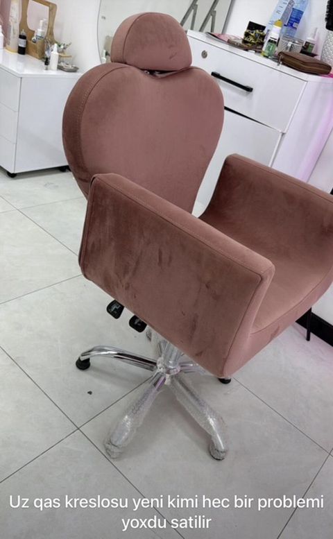 Vizajist və qaş dizaynı üçün rahat salon kreslosu. - Rəng — Xırdalan