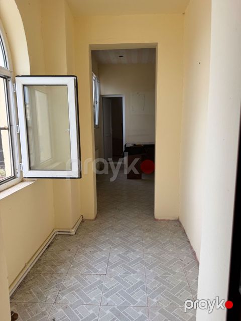 Qiymet 1 mertebe ucundur. 400 kv. 2 mertebedir. 9 otaq 1 ofis 3 tualet