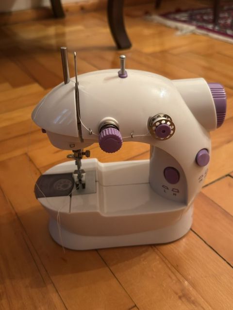 Kompakt mini tikiş maşını - Portativ ölçü: yüngül və masaya rahat — Digah