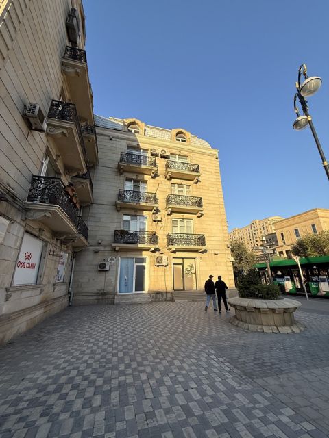Satılır 3 otaqlı köhnə tikili 100 m² — Bakı