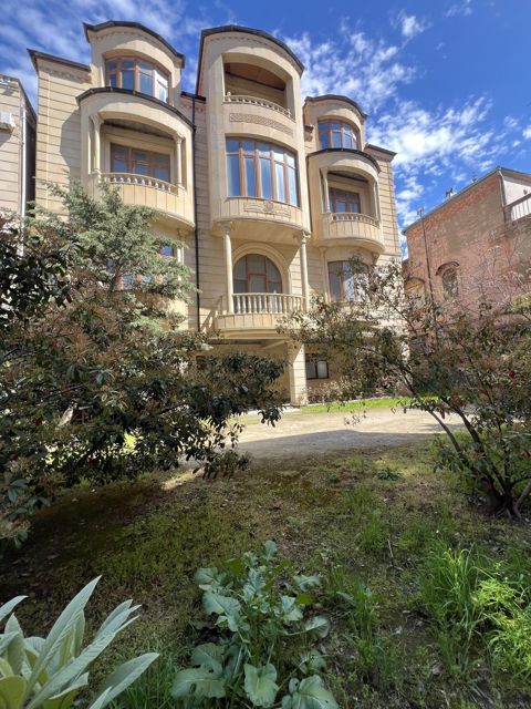Satılır 7 otaqlı həyət evi/bağ evi 900 m² — Bakı