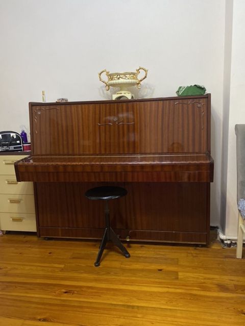 Upright pianino – klassik dizaynlı, taxta (təbii ağac teksturalı) — Bakı
