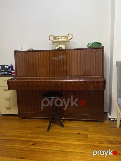 Upright pianino – klassik dizaynlı, taxta (təbii ağac teksturalı) — Bakı