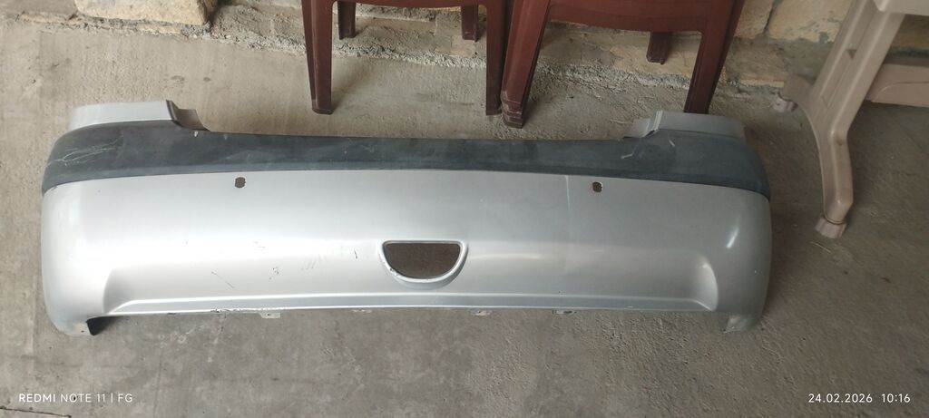 Kia Rio Arxa bamper – gümüş rəng, qara üst moldinq ilə. Universal — Kuzov hissələri, Quba
