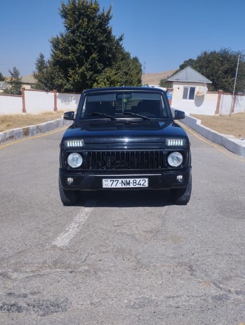 Lada Niva 4x4, qara rəng, 3 qapılı kuzov. Əsas xüsusiyyətlər: - Tam — Şamaxı