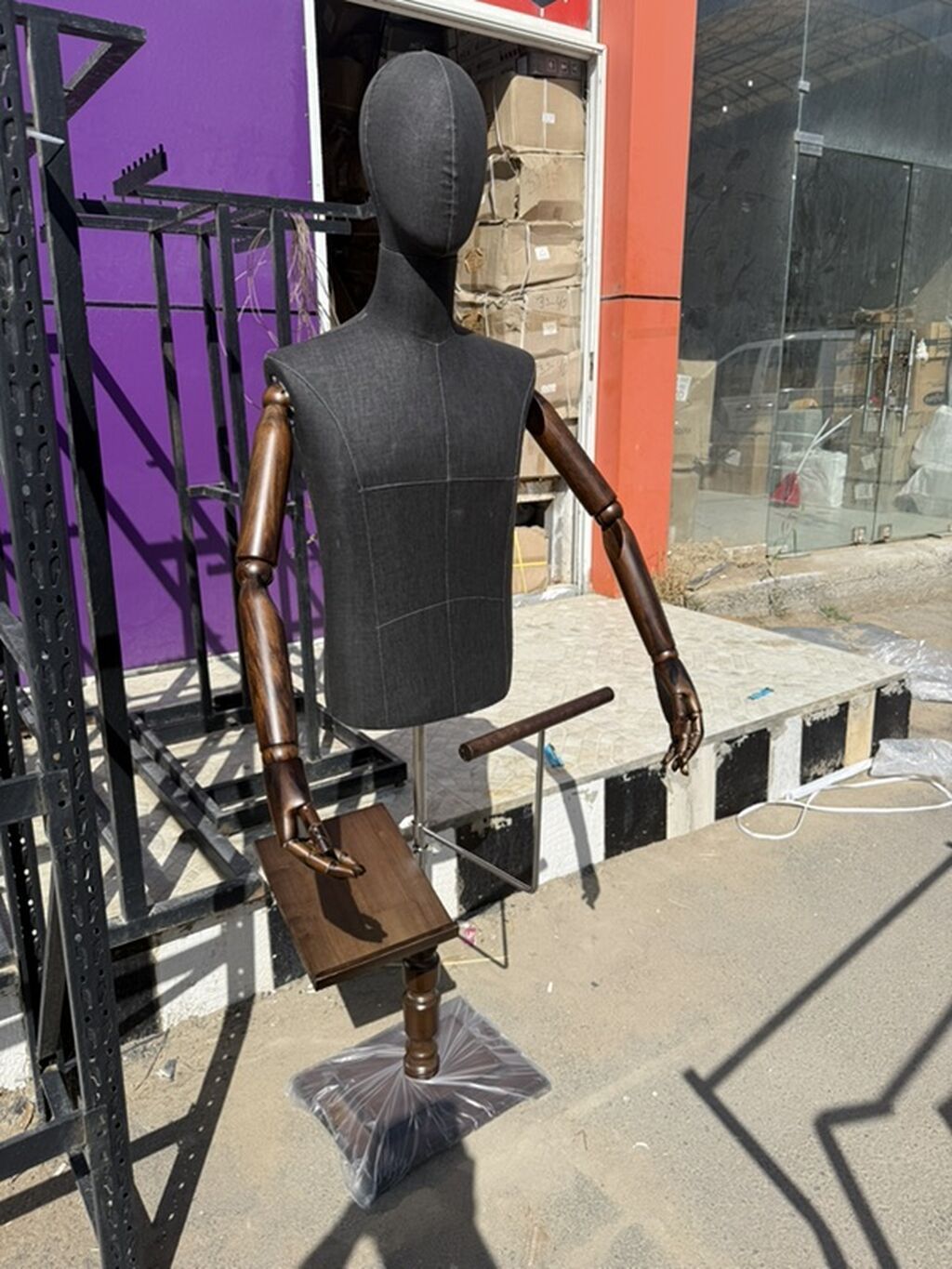 Kişi, Qara, Çin — Maneken, Masazır (2)