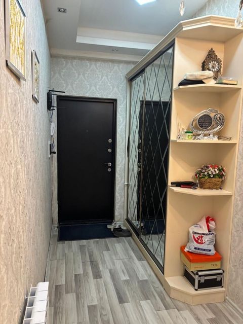 Dehliz Dolabi ela veziyyetde 300₼ .Olcu 2/220 .Unvan Xirdalan — Bakı