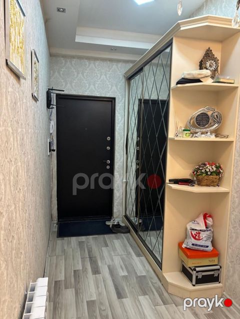 Dehliz Dolabi ela veziyyetde 300₼ .Olcu 2/220 .Unvan Xirdalan