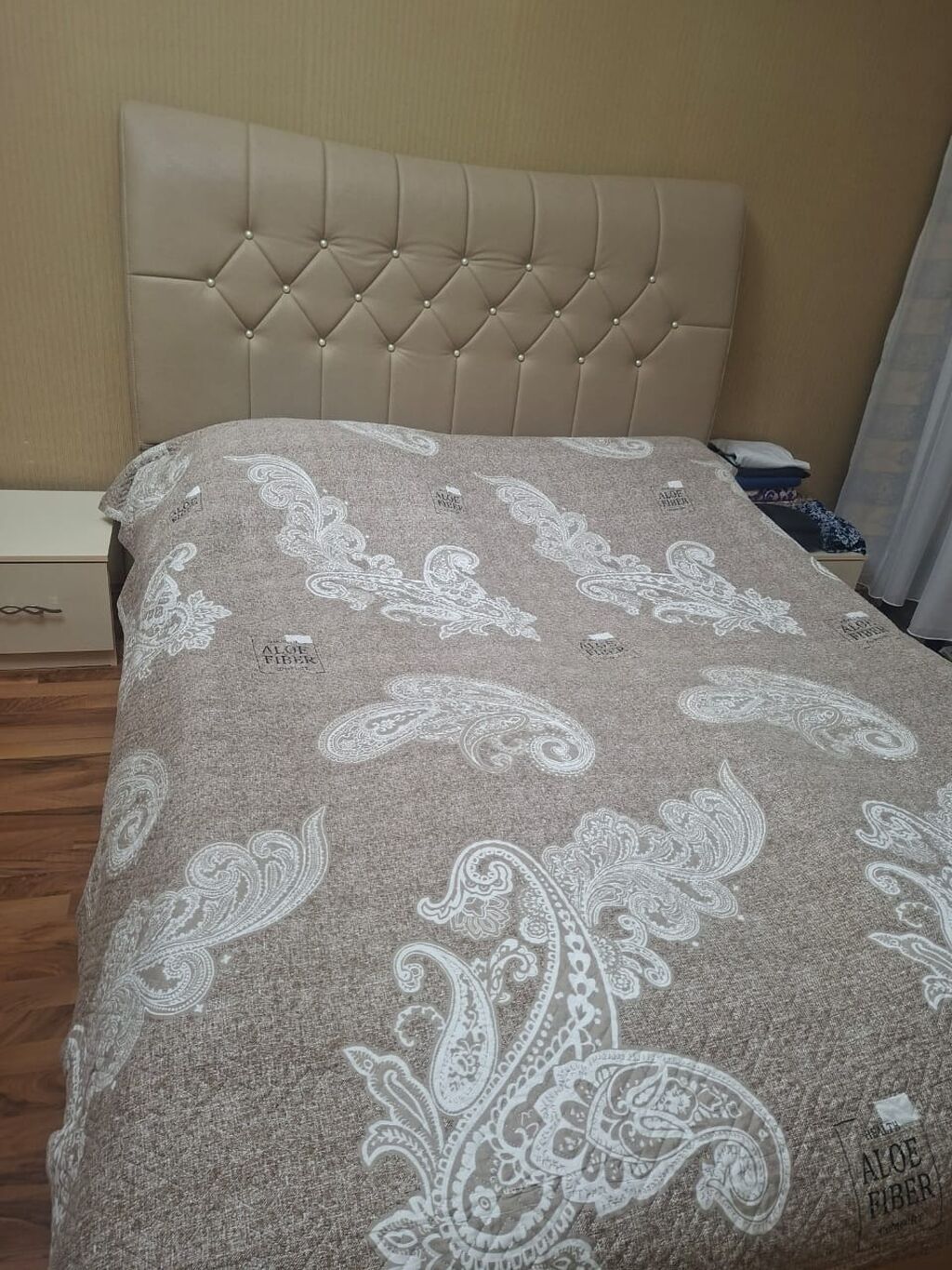 Yataq otağı dəsti:BAZALI KROVAT,2 Tumboçka+trumo+şkaf Tərkibi: - İki — Yataq otağı mobilya dəstləri, Bakı