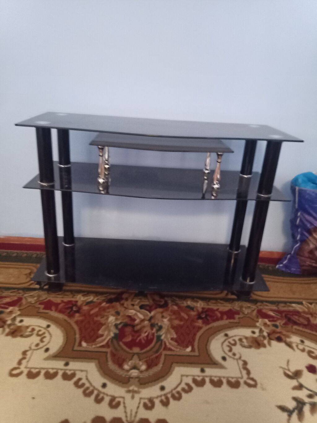 Şüşə TV stendi - Material: qalın temperli qara şüşə rəflər, metal — Televizor altlıqları və standlar, Masazır