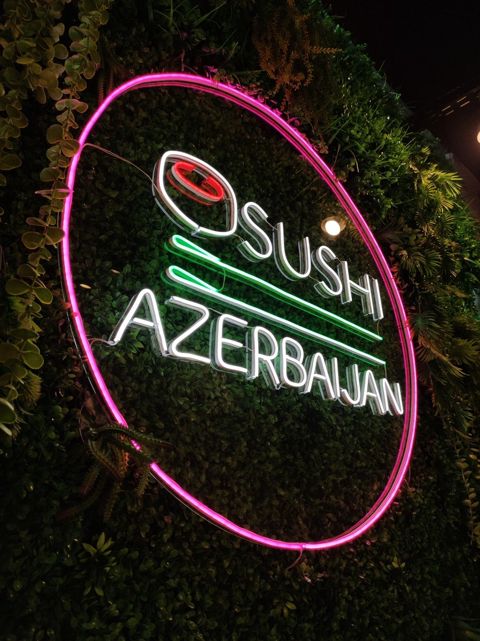 Neon dekorları — Bakı