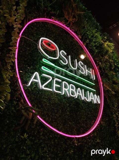 Neon dekorları — Bakı